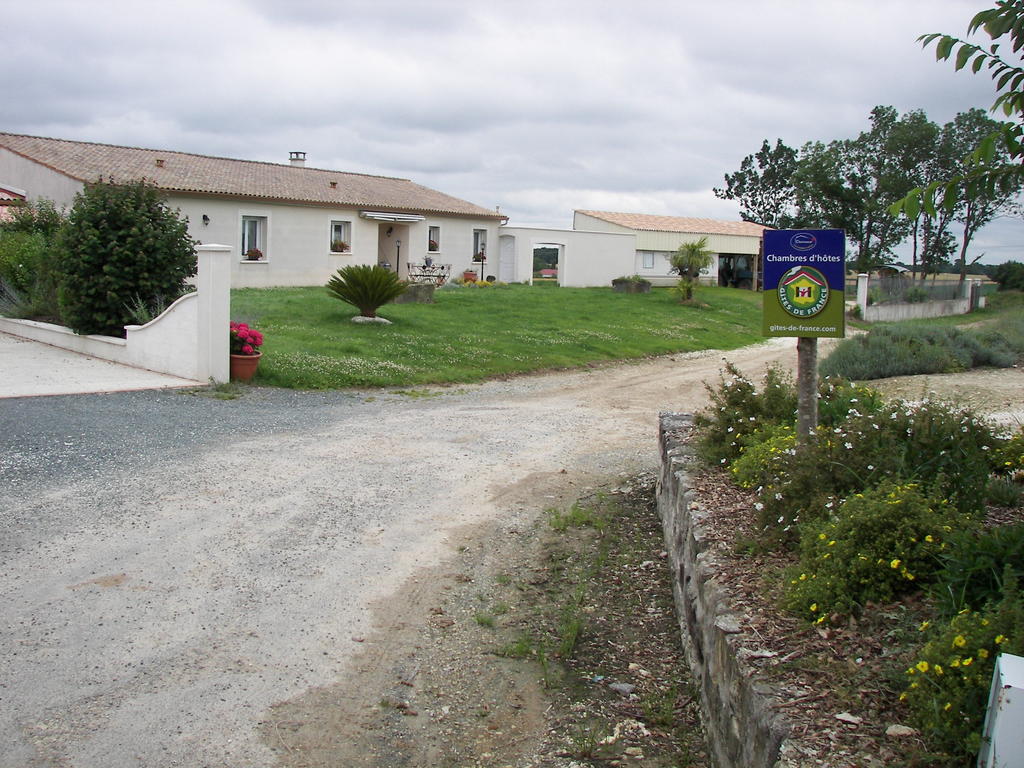 Chambre D'Hotes Les Ormeaux Saint-Georges-des-Côteaux Exteriör bild